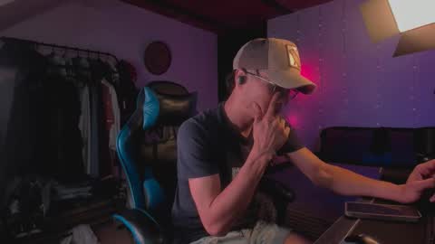 Kael Owens online show from December 1, 6:06 pm