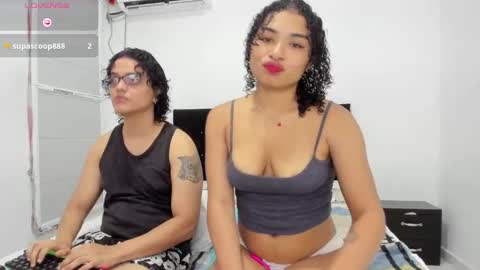 Snapshot of kami_chigiri chatting on October 18, 12:04 am Dante and Carolina independient model online show from October 18, 12:04 am