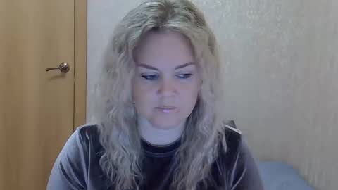 karennelsonx online show from October 18, 4:00 pm