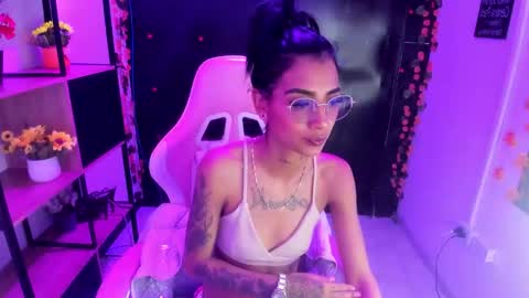 karlaslutskinny__ online show from February 20, 8:00 pm