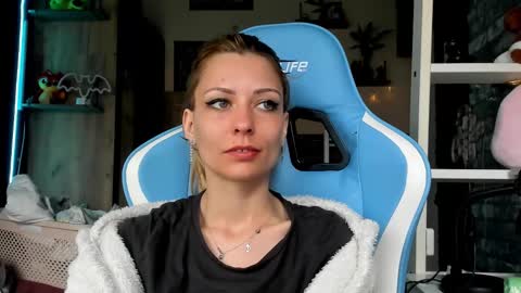 karoline121 online show from March 16, 5:44 am