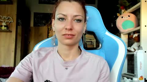 karoline121 online show from May 5, 4:19 am