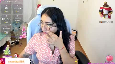 Snapshot of kat_ly_chan chatting on December 30, 7:53 pm Kat       online show from December 30, 7:53 pm