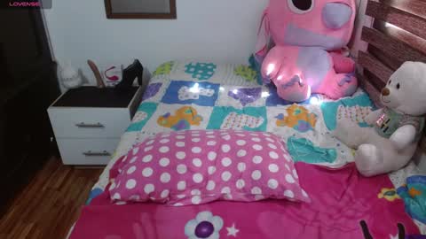 Snapshot of kate_bella chatting on December 4, 6:00 pm katerine online show from December 4, 6:00 pm