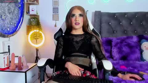 Snapshot of katherine_rose_ chatting on September 18, 11:20 pm katherine_rose_ online show from September 18, 11:20 pm