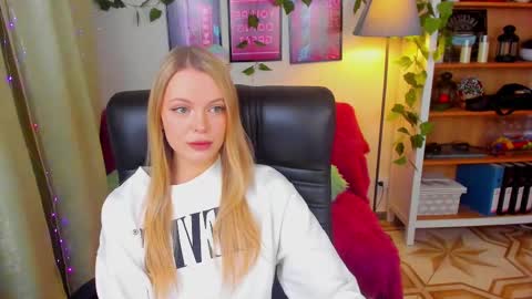 Snapshot of katherineepierce chatting on March 11, 4:29 pm Katherine online show from March 11, 4:29 pm