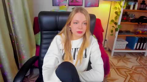 Snapshot of katherineepierce chatting on March 11, 7:36 pm Katherine online show from March 11, 7:36 pm