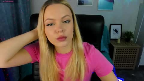 Snapshot of katherineepierce chatting on October 22, 3:35 pm Katherine online show from October 22, 3:35 pm