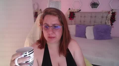 Snapshot of katiee_jones_ chatting on February 9, 3:56 pm Katherine online show from February 9, 3:56 pm