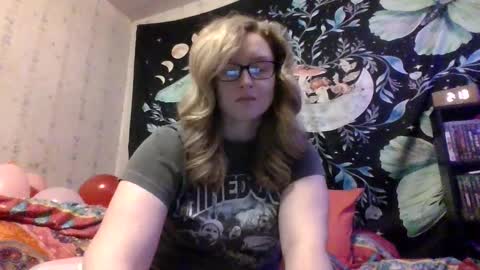 Snapshot of kaybug98 chatting on February 9, 7:15 am kaybug98 online show from February 9, 7:15 am