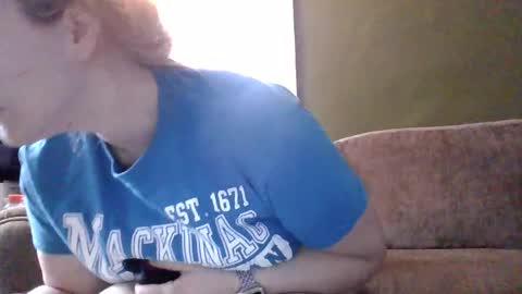 Snapshot of kaybug98 chatting on February 17, 1:11 pm kaybug98 online show from February 17, 1:11 pm