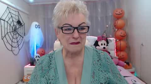 kaylesmoll online show from October 14, 6:44 pm