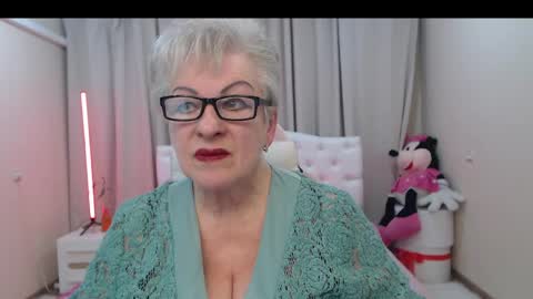 kaylesmoll online show from April 17, 7:05 pm