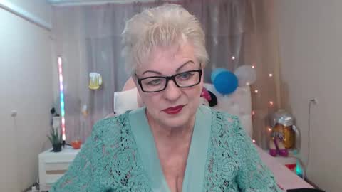 kaylesmoll online show from October 1, 6:40 pm