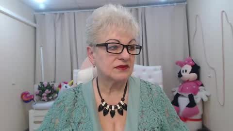 kaylesmoll online show from May 28, 2:31 am