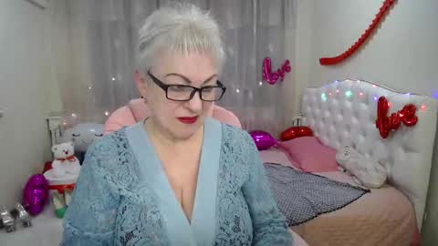 kaylesmoll online show from March 6, 1:48 am