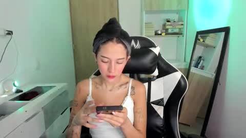 kaylie online show from April 17, 11:07 pm