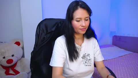 Snapshot of kelly_richardson1 chatting on February 13, 10:43 pm elena online show from February 13, 10:43 pm