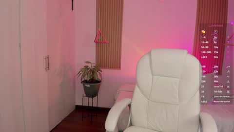 Kendall  online show from November 4, 8:43 pm