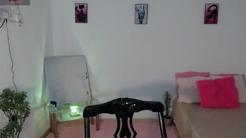 Mia  online show from October 1, 1:10 pm