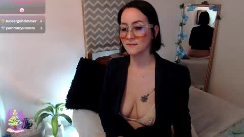 Kiara Bermont online show from January 7, 5:29 pm