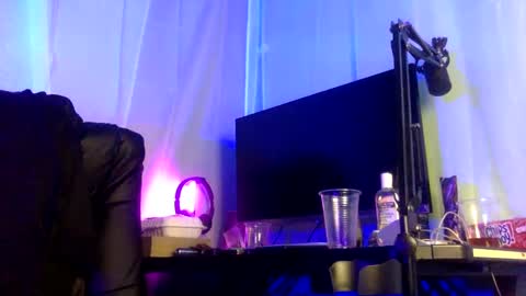 Snapshot of kinglibra420 chatting on December 5, 3:31 am loyal fuck online show from December 5, 3:31 am