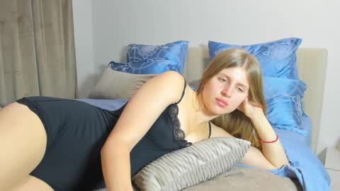 Snapshot of kirraa_ chatting on October 28, 7:48 pm Kira online show from October 28, 7:48 pm