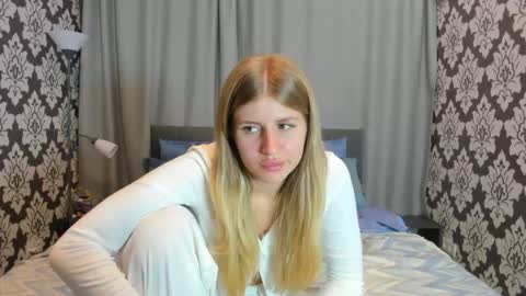 Snapshot of kirraa_ chatting on September 22, 6:12 pm Kira online show from September 22, 6:12 pm