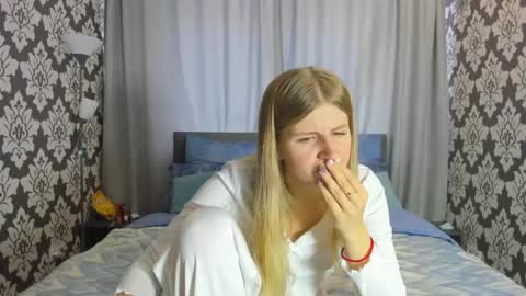 Snapshot of kirraa_ chatting on September 28, 12:58 pm Kira online show from September 28, 12:58 pm