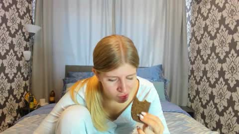 Snapshot of kirraa_ chatting on September 27, 12:14 pm Kira online show from September 27, 12:14 pm