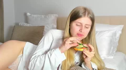 Kira online show from March 23, 7:30 pm