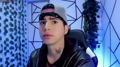 kiss_whitee online show from August 6, 11:19 am