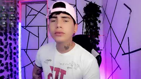 kiss_whitee online show from August 9, 12:21 am
