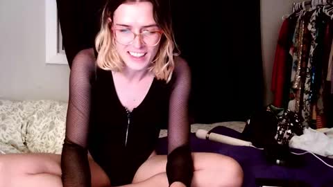 Snapshot of knottybadgirl chatting on October 18, 4:38 am knottybadgirl online show from October 18, 4:38 am