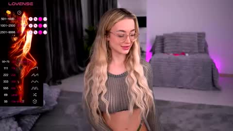 Snapshot of kyliejoyce chatting on October 2, 8:29 pm Kylie online show from October 2, 8:29 pm