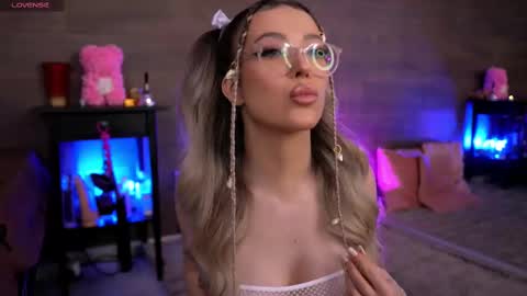Snapshot of kyliejoyce chatting on March 4, 9:00 pm Kylie online show from March 4, 9:00 pm