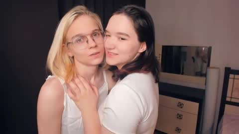 Violet and Isabel online show from May 12, 7:12 pm