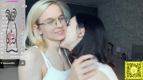 Violet and Isabel online show from June 18, 7:19 pm