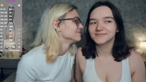 Violet and Isabel online show from July 27, 7:44 pm