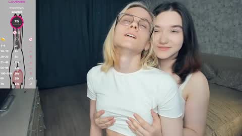 Violet and Isabel online show from May 10, 7:20 pm