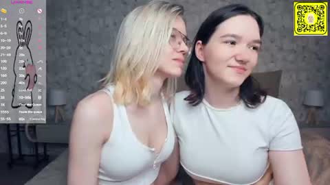 Violet and Isabel online show from July 5, 7:32 pm