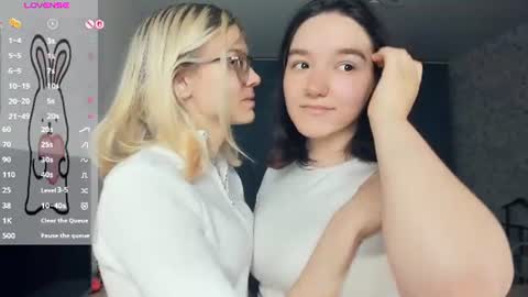 Violet and Isabel online show from July 31, 7:26 pm