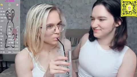 Violet and Isabel online show from June 28, 7:43 pm