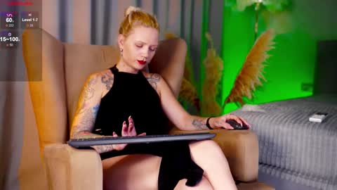 Snapshot of lady_vivian chatting on October 20, 1:49 pm Vi online show from October 20, 1:49 pm