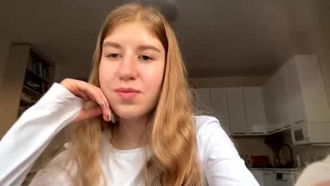 I am Mia ntmu Lets hit 10 Thumbs Up together online show from January 19, 10:03 am