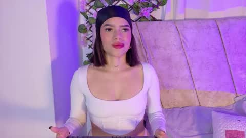 Snapshot of lara_gil_ chatting on October 20, 12:21 pm Lara Gill online show from October 20, 12:21 pm