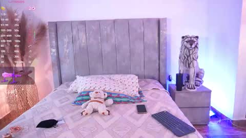 Hello Guys I am Lara Giraldo  WELCOME To my room online show from December 14, 12:50 am