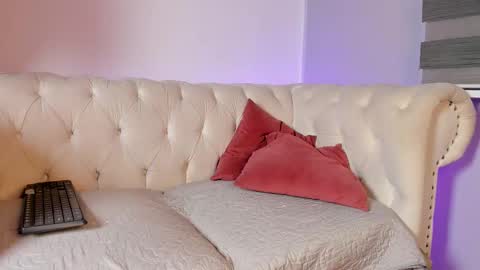 lara_reynolds_ online show from February 8, 12:14 am