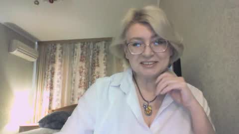 laramrs online show from December 14, 11:05 am