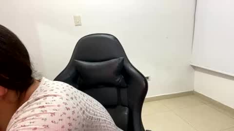 Snapshot of laura_d23 chatting on September 26, 1:24 am laura online show from September 26, 1:24 am